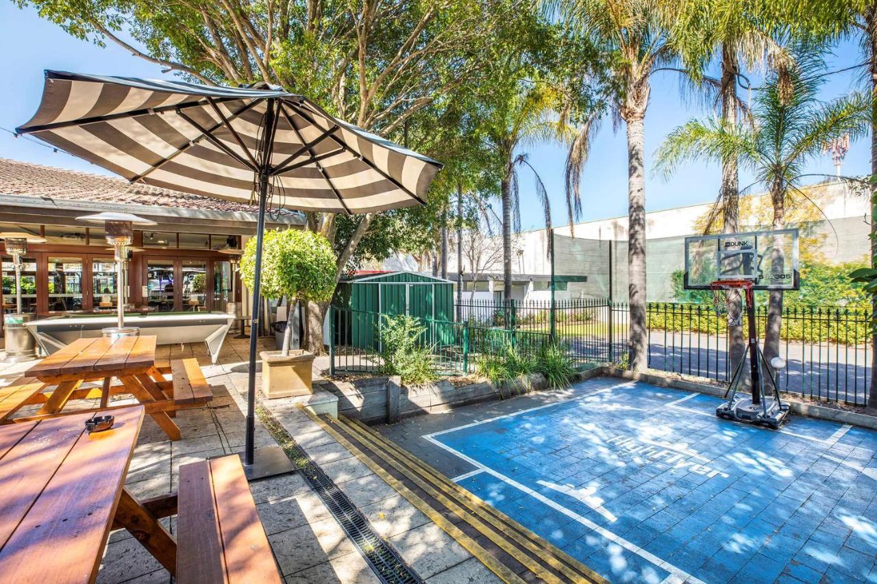 Nightcap At High Flyer Hotel Bankstown Buitenkant foto