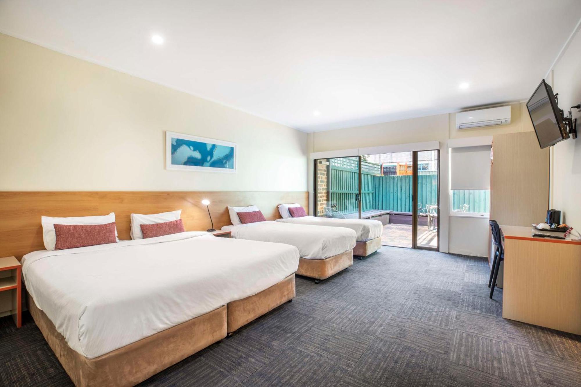 Nightcap At High Flyer Hotel Bankstown Buitenkant foto