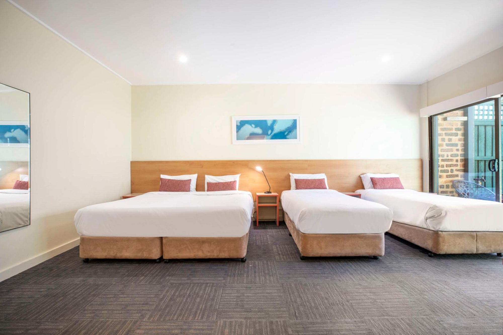 Nightcap At High Flyer Hotel Bankstown Buitenkant foto