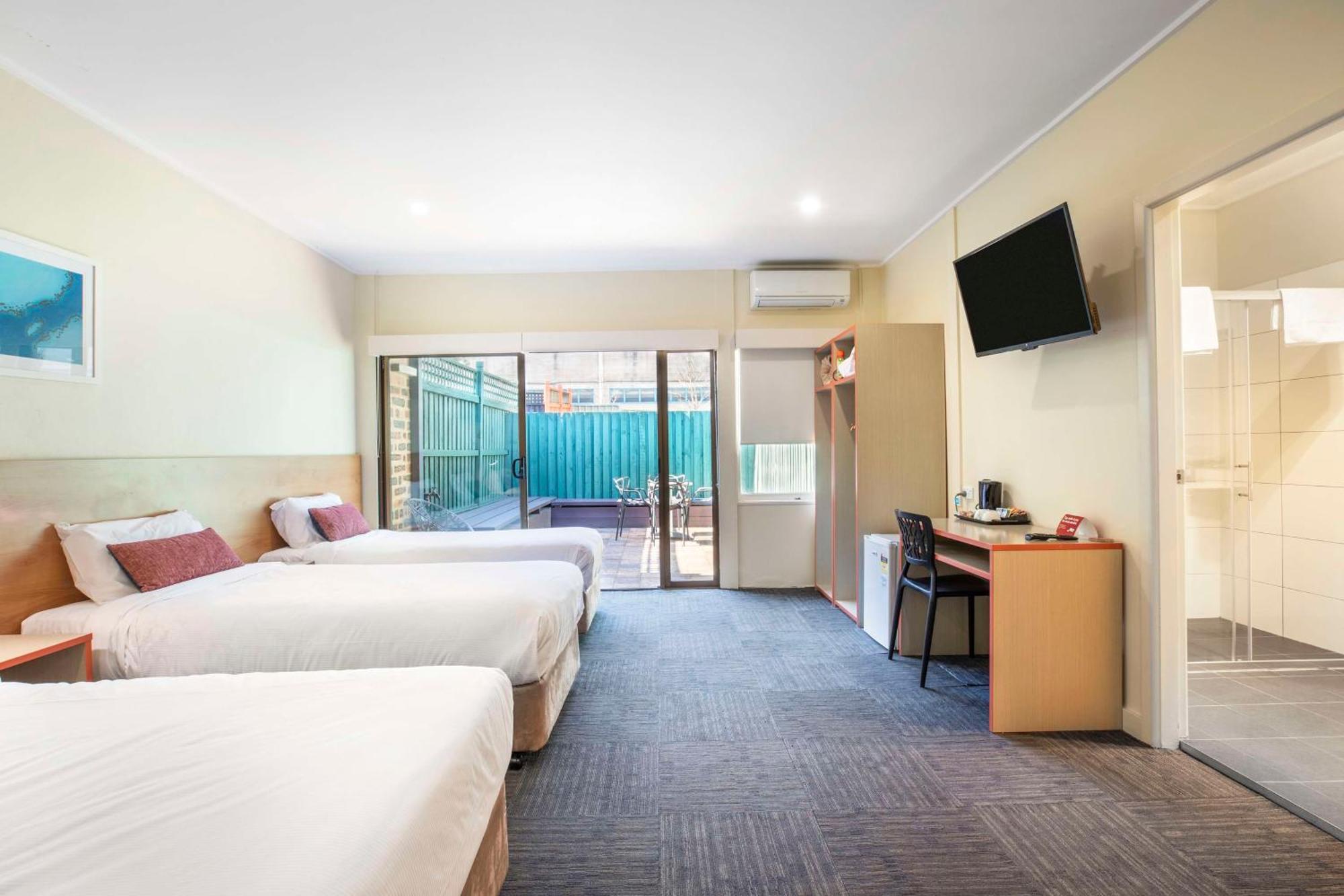 Nightcap At High Flyer Hotel Bankstown Buitenkant foto