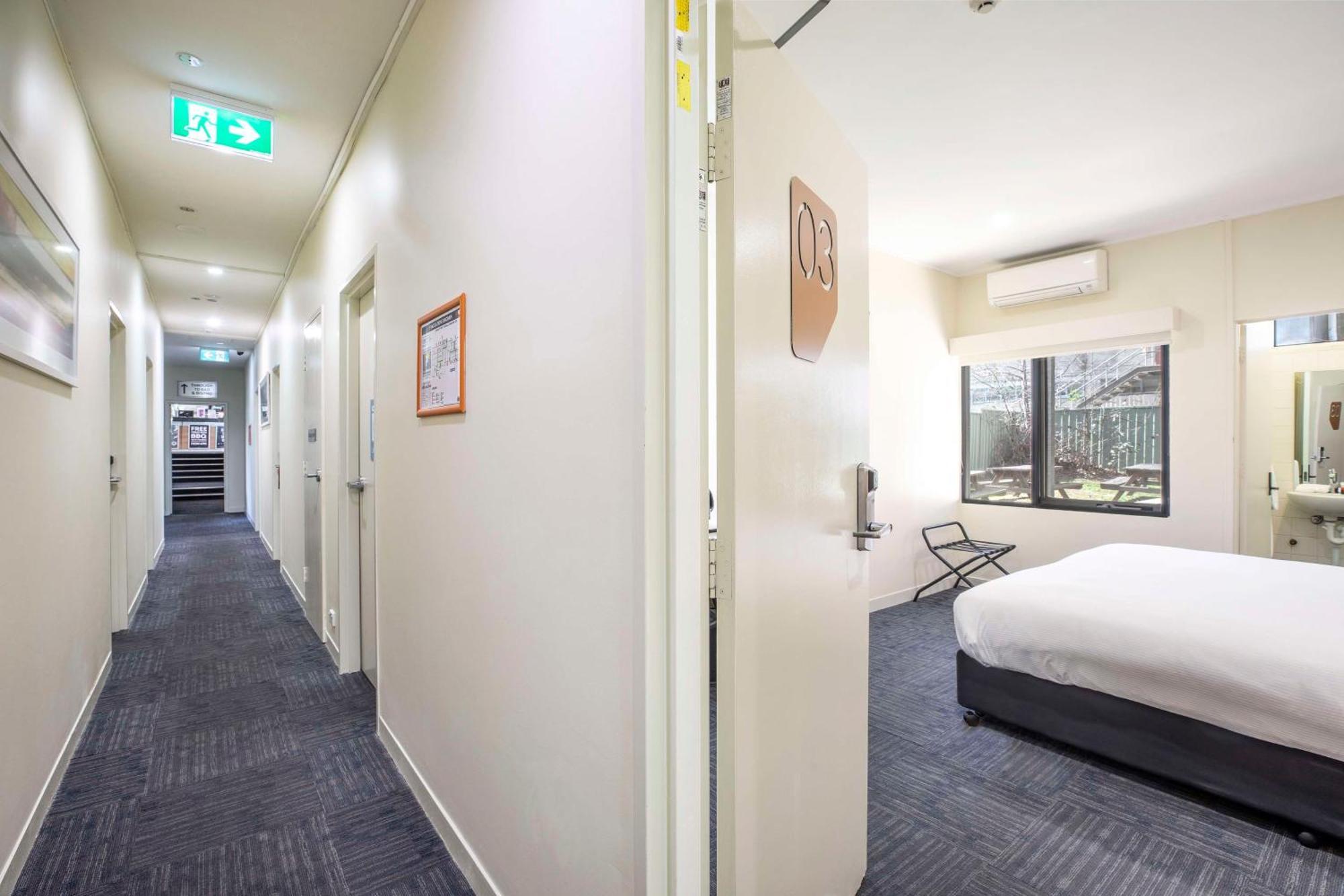 Nightcap At High Flyer Hotel Bankstown Buitenkant foto