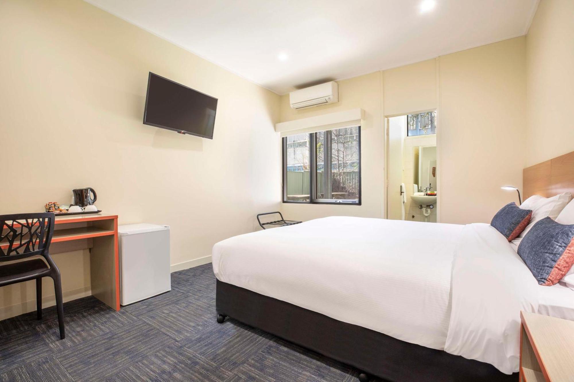 Nightcap At High Flyer Hotel Bankstown Buitenkant foto