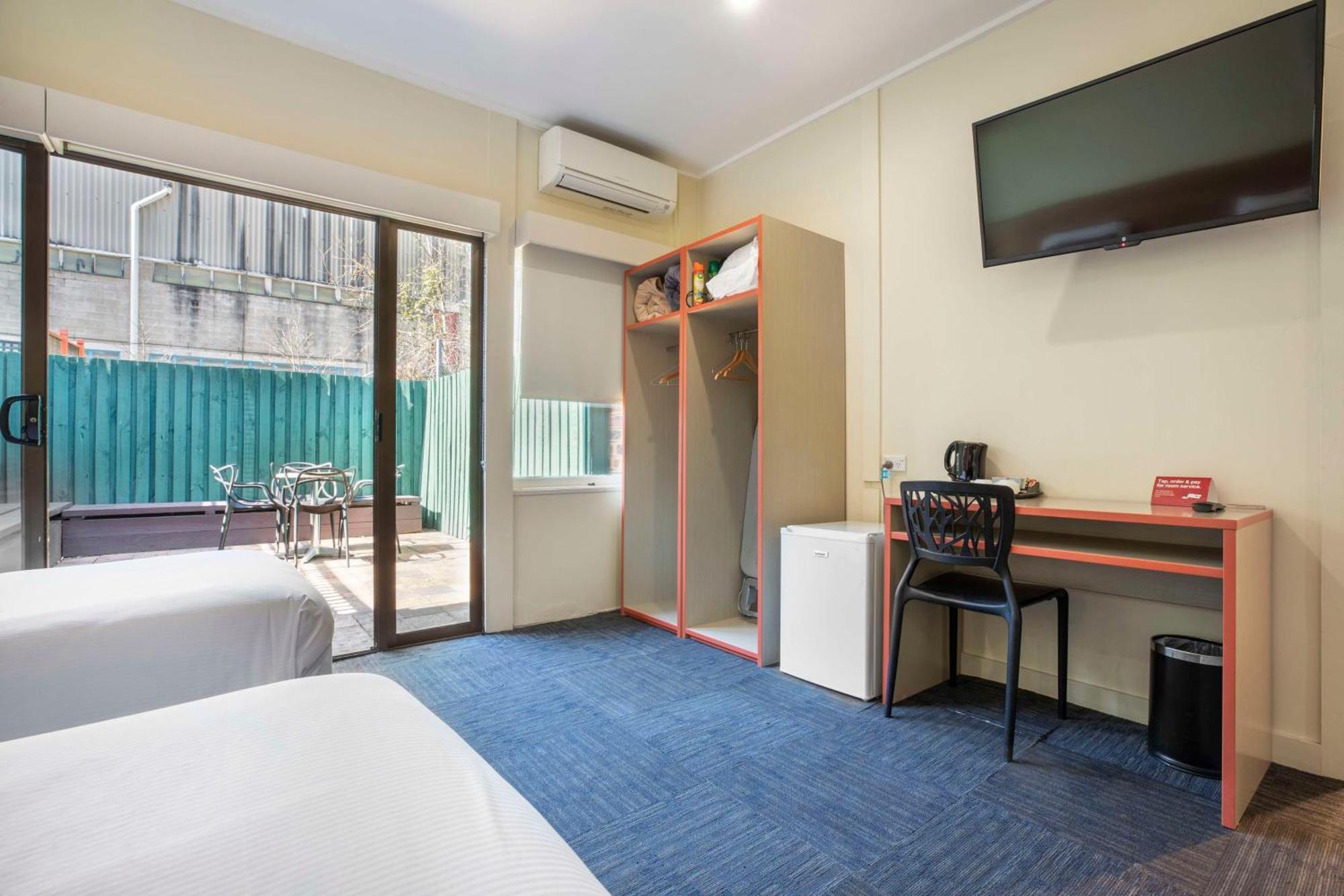 Nightcap At High Flyer Hotel Bankstown Buitenkant foto