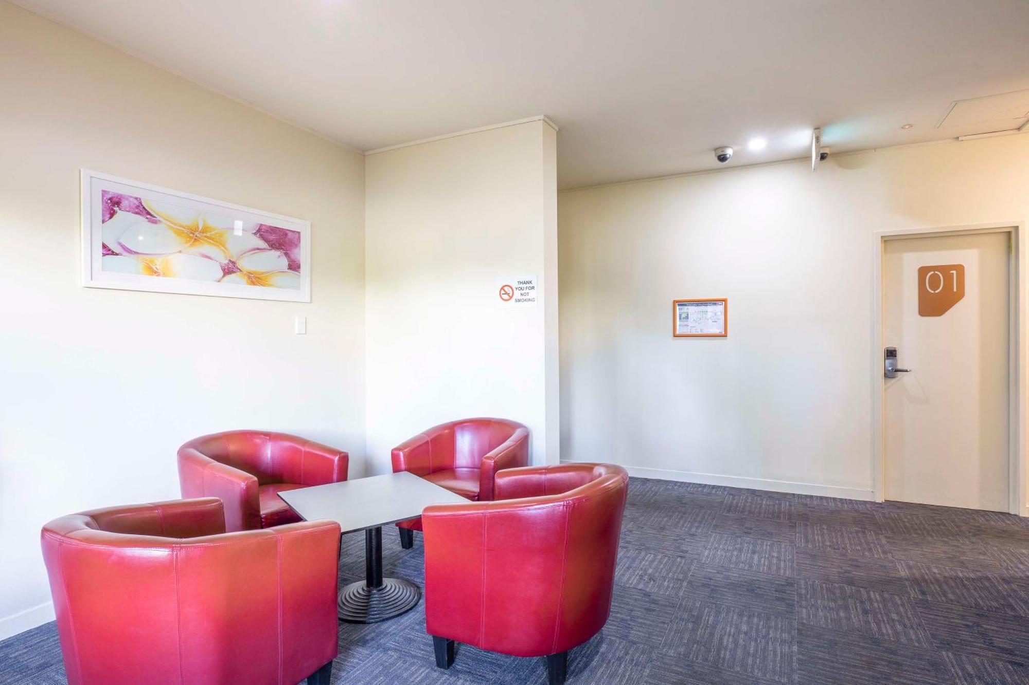 Nightcap At High Flyer Hotel Bankstown Buitenkant foto