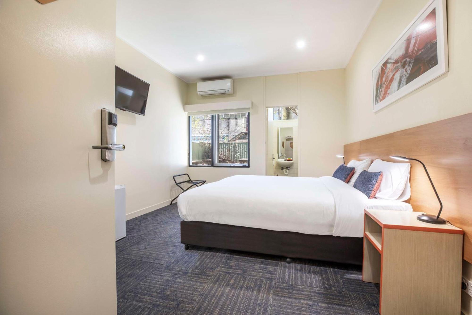 Nightcap At High Flyer Hotel Bankstown Buitenkant foto