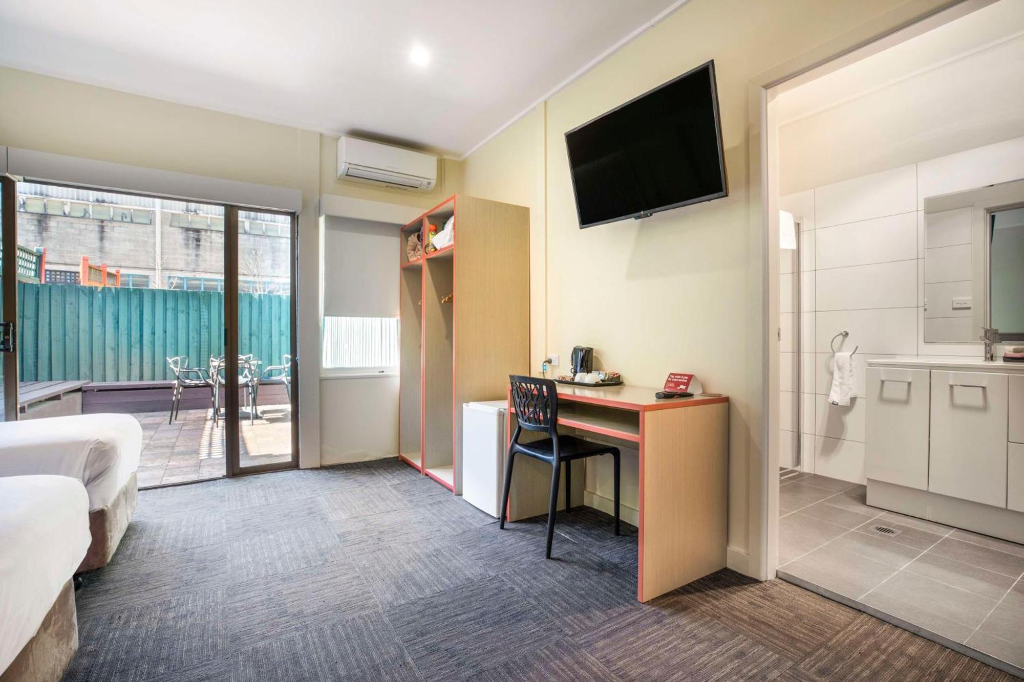 Nightcap At High Flyer Hotel Bankstown Buitenkant foto