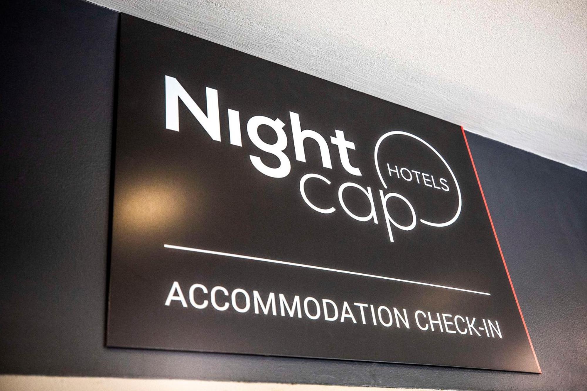 Nightcap At High Flyer Hotel Bankstown Buitenkant foto