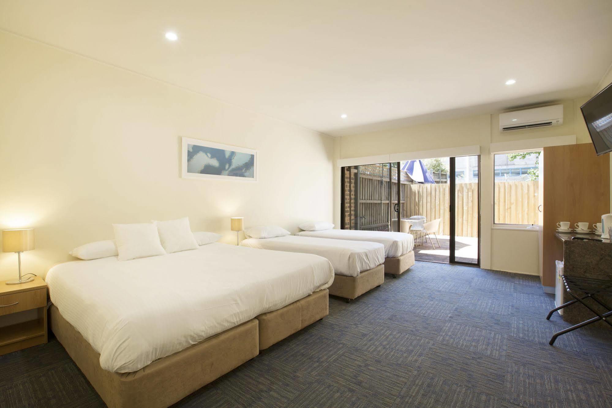 Nightcap At High Flyer Hotel Bankstown Buitenkant foto