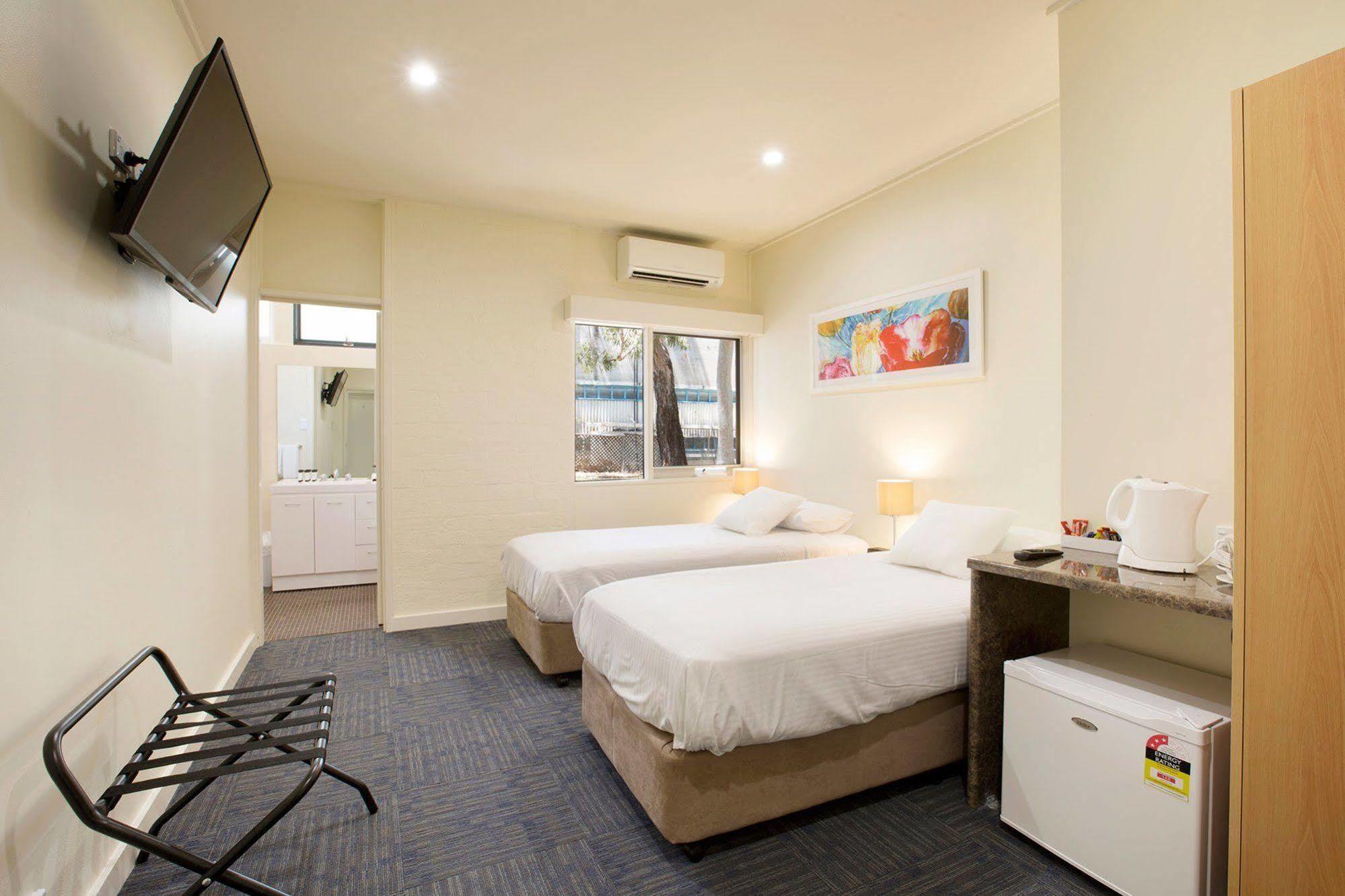 Nightcap At High Flyer Hotel Bankstown Buitenkant foto