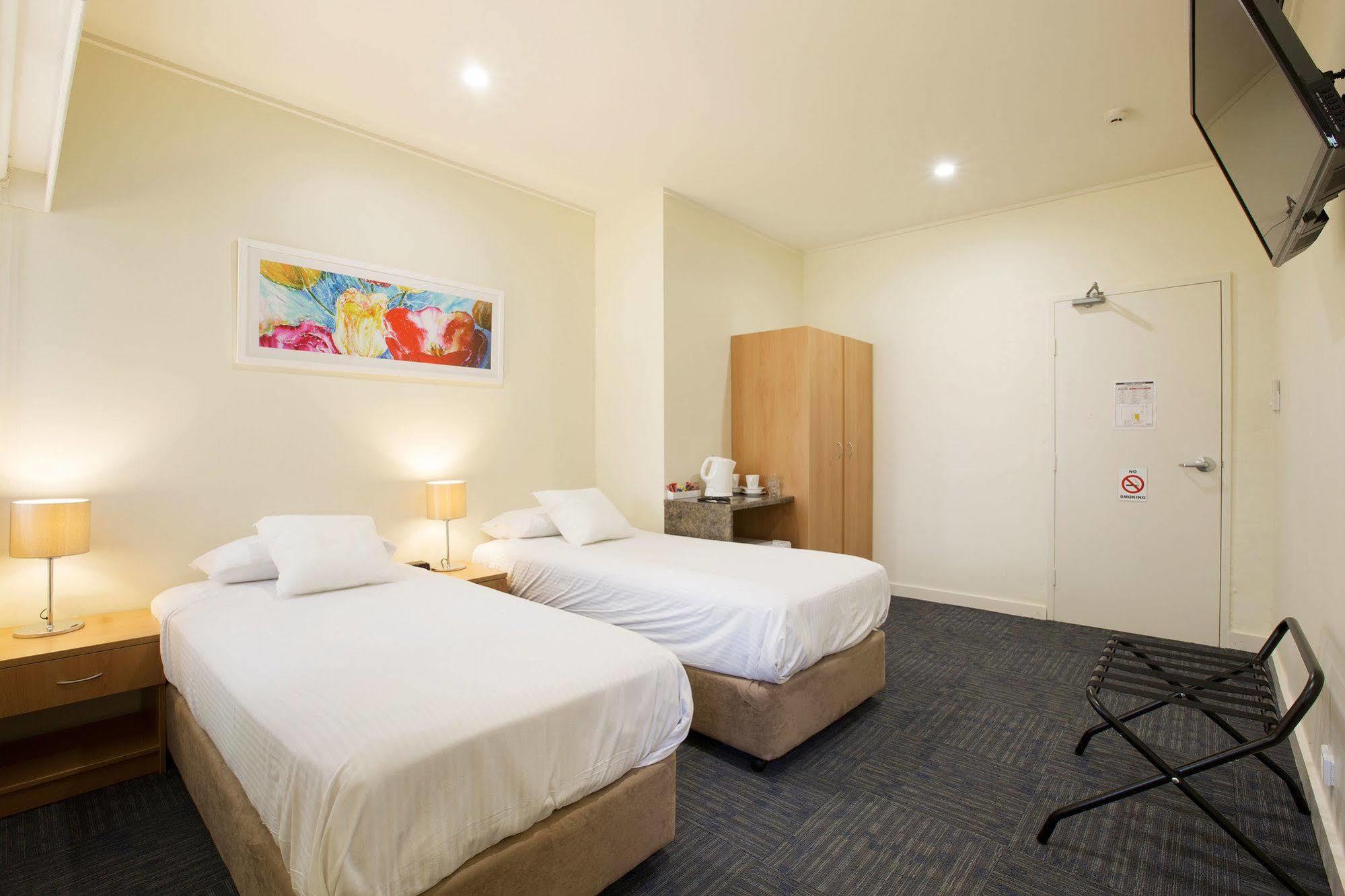 Nightcap At High Flyer Hotel Bankstown Buitenkant foto
