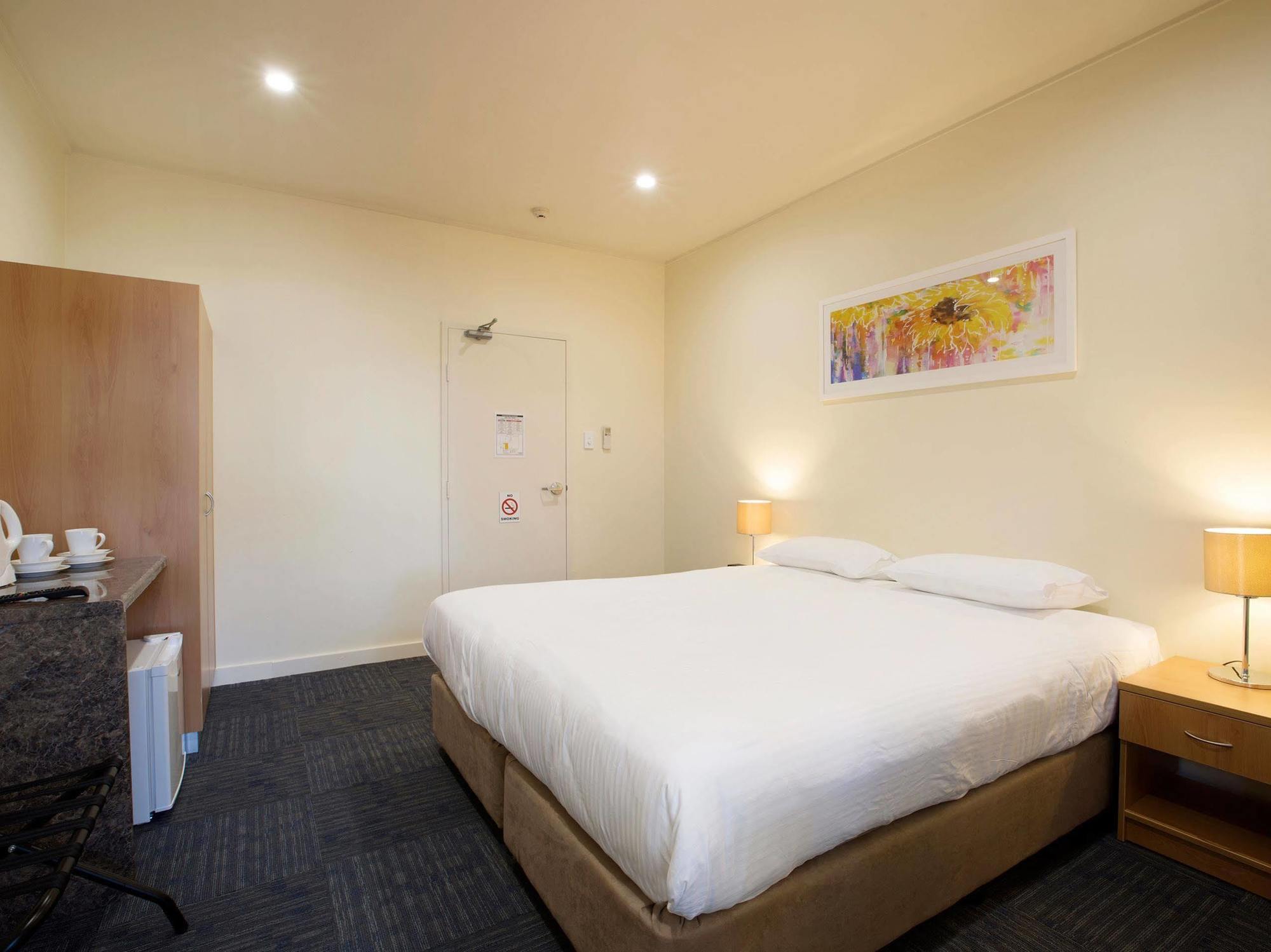 Nightcap At High Flyer Hotel Bankstown Buitenkant foto